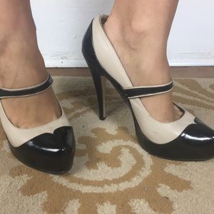 Bakers size 9 Black and Tan heel